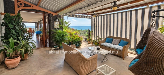 Unfurnished family house of approximately 230 m² at Flic-en-Flac