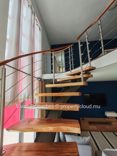 Penthouse à louer à Ebène, 210 m², 2 chambres en suite, vue sur la rivière, grande terrasse, espace bureau, ascenseur...