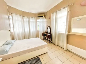 6 Bedroom House