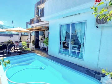6 Bedroom House