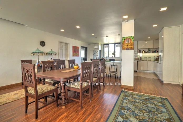 Bright 4-bedroom family apartment – Prime location