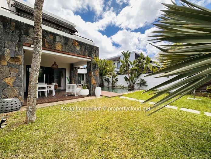 Contemporary Villa In A Secure Residence