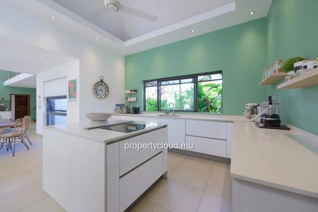A vendre magnifique villa dans une residence accessible aux etrangers à Grand Baie.
