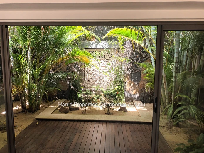 À vendre : Luxueuse Villa  de 400m2 avec 4 chambres à coucher ensuite région Grand-Baie