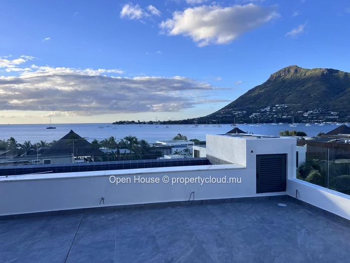 Seafront penthouse in Rivière Noire, 280m², 3 bedrooms, private pool, panoramic sea view.