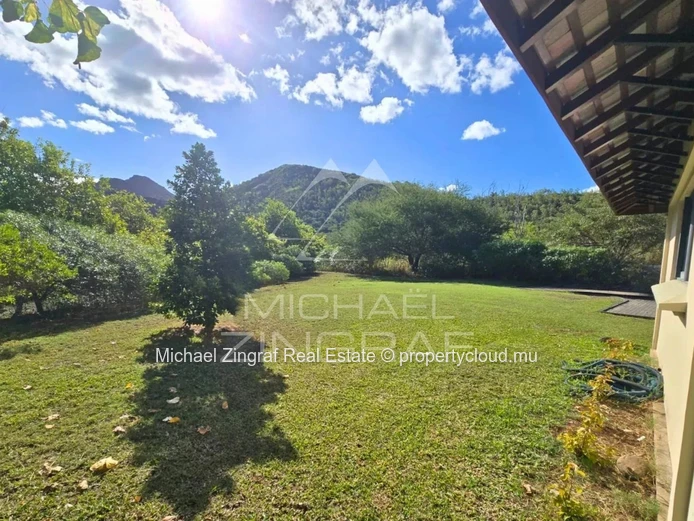 Élégante Villa de 3 Chambres avec Vue sur les Montagnes – Rivière Noire