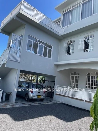 Stunning 300m² Calodyne Home with Office Space, Parking, and Rooftop Access