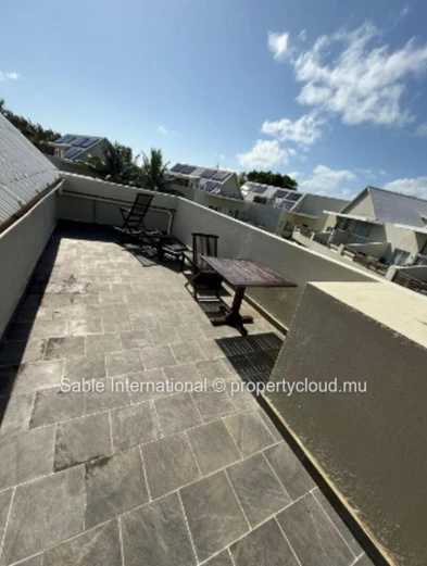 Luxurious Beachfront Penthouse in Péreybère with Easy Sea Acess and Resort-style Amenities! 