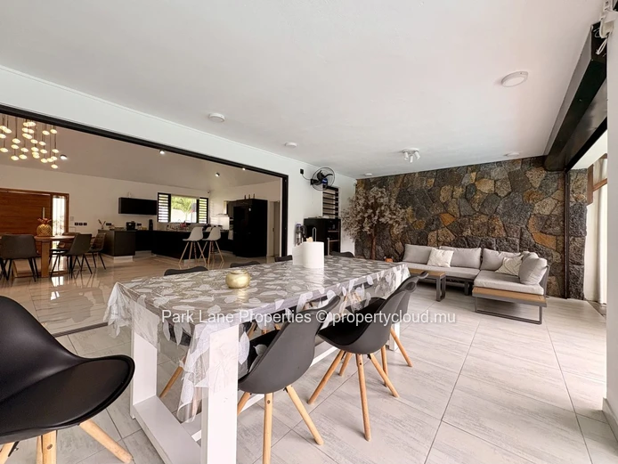 Modern Luxury Villa with Mountain Views and Private Pool in Tamarin