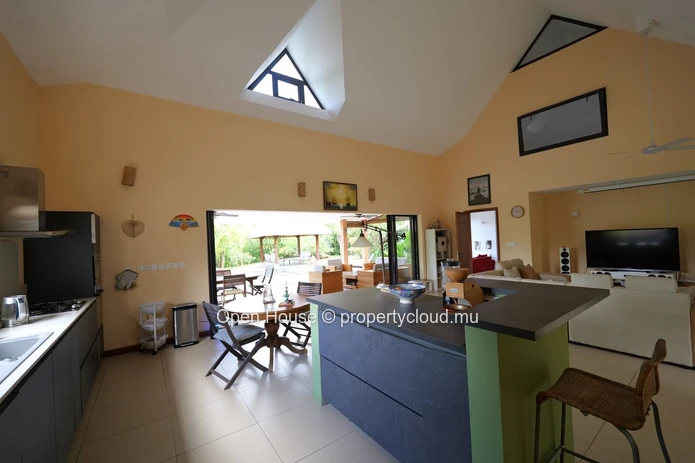 Villa à vendre à Rivière Noire, 320m² habitables, terrain de 1.470m², 5 chambres, bureau, piscine privée. Prix : 900 ...