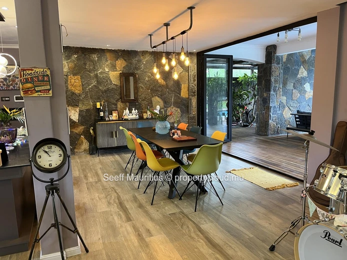 Verdure luxuriante et tranquille de Balaclava, cette villa exceptionnelle de 5 chambres sur deux étages et son élégan...