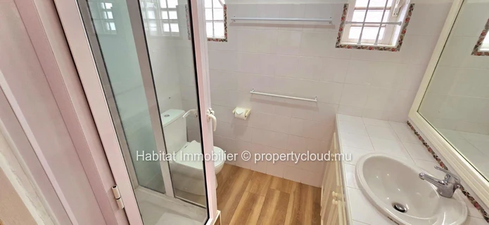 A louer : Charmante maison (style duplex / townhouse) pieds dans l'eau à Roches Noires
