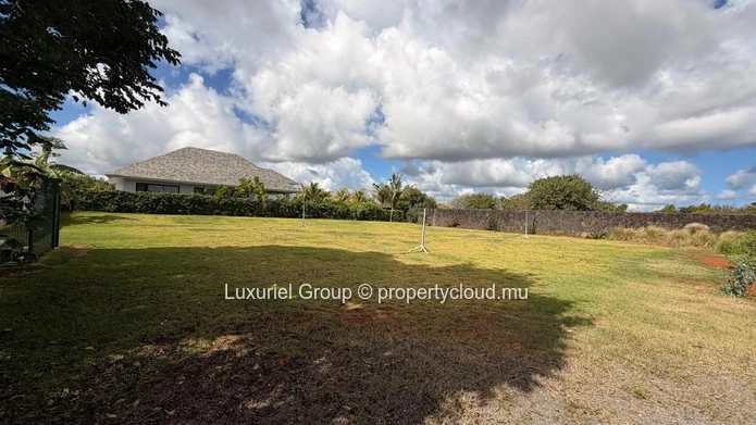 Terrain Résidentiel De 1 200 M² À Vendre En Résidence Sécurisée