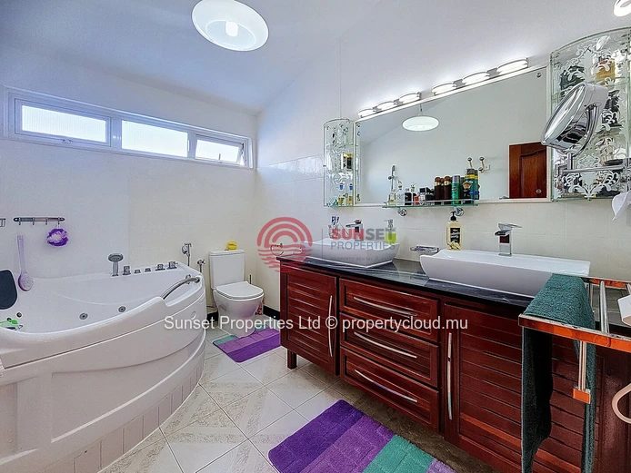 Family home | 4 Bedrooms | 500m from the beach