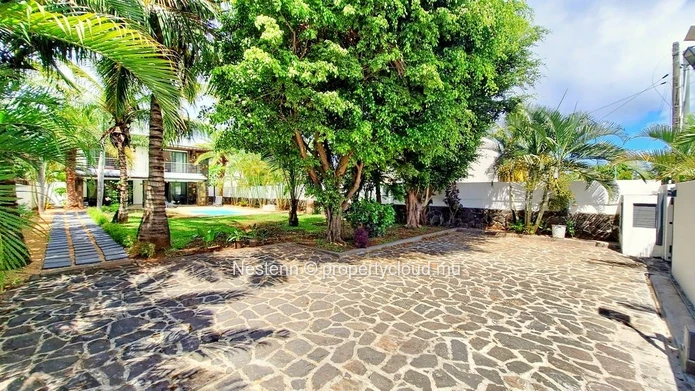 Modern 4-bed house in a beautiful garden