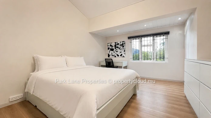 Maison familiale  de 400m2 à Moka  avec piscine, grand jardin et vue Montagne