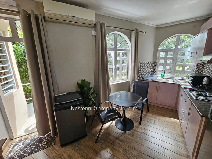 Freshly renovated 1-bedroom studio within walking distance of the beach