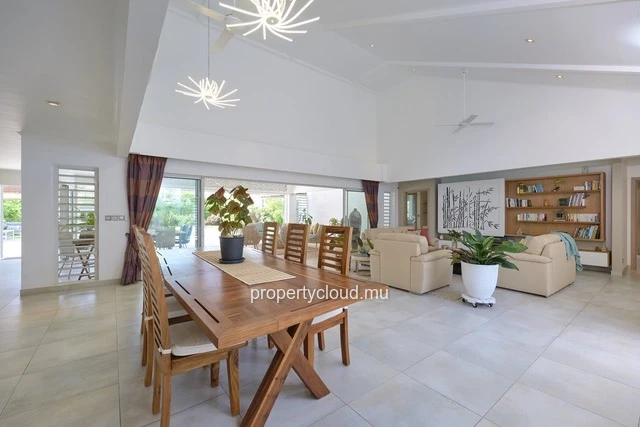 A vendre villa dans une résidence de prestige accessible aux étrangers. A deux minutes du centre de Grand Baie.