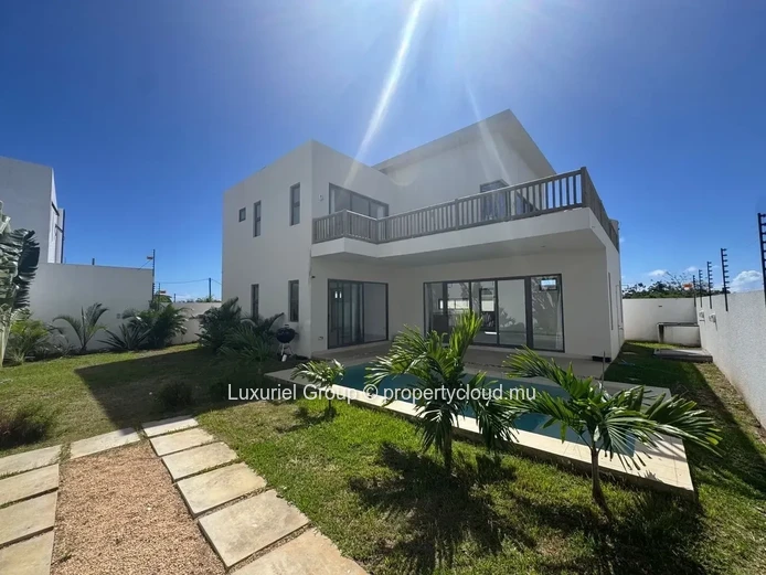New Build Villa in Péreybère with En-Suite Bedrooms 