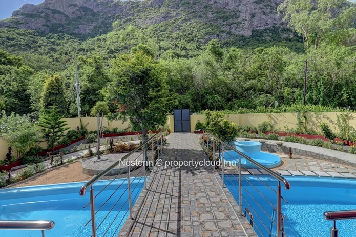Traditional 5 bedroom house with swimming pool and garden 