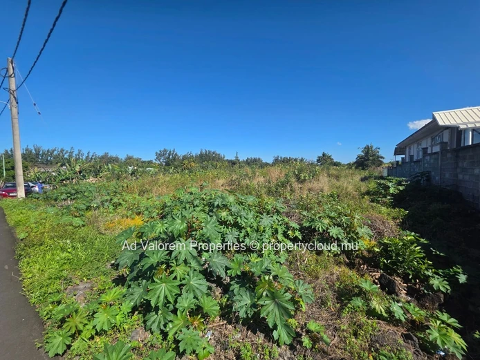 Terrain résidentiel à vendre à Riambel – Cadre paisible avec vue sur les montagnes