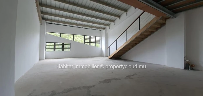 A VENDRE - Cet espace bureau non-meublé de 180 m2 incluant une mezzanine de 50 m2 se situe à Floréal