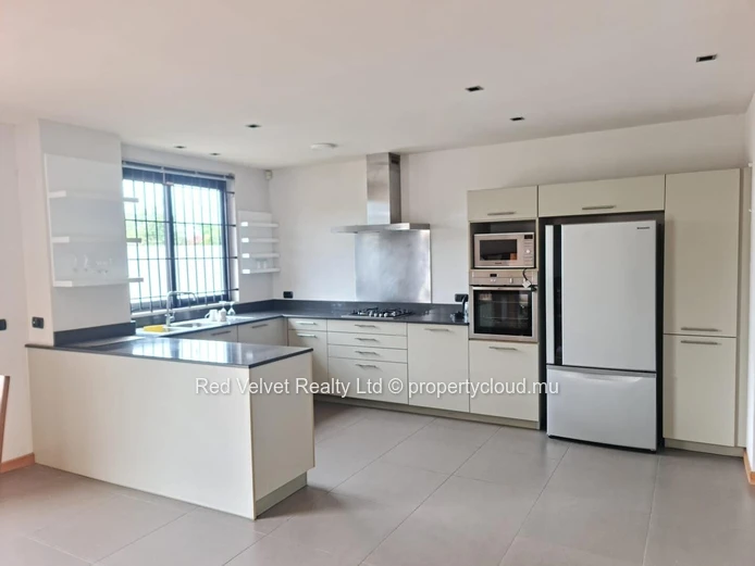 Maison meublée à louer à Ebène, 400m² habitables sur un terrain de 700m². Services et commodités à proximité. Prix Rs...