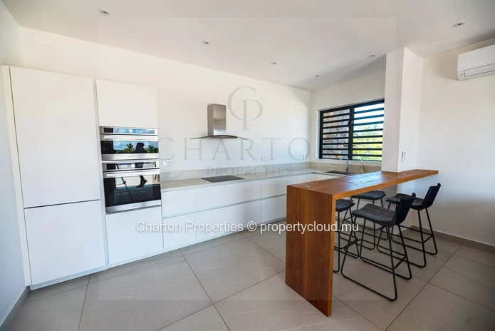 Exceptional 4-bedroom villa facing the golf course with private pool
