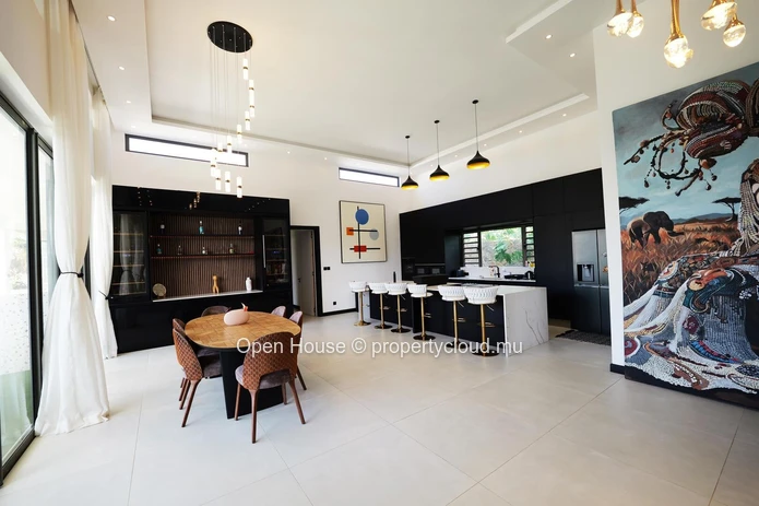 PDS villa for sale in Grand Baie, 214m² living space, 527m² land, 3 bedrooms, private pool, luxurious interior and ex...