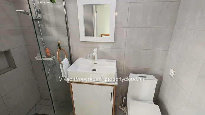 Appartement meublé à louer à Flic en Flac, 73m², 3 chambres, piscine commune, proche des écoles et commerces. Rs 50 000.