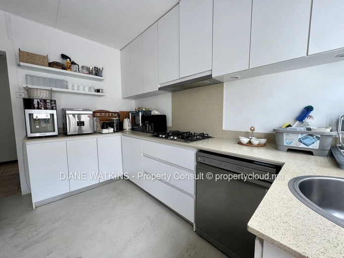 Rare 3-Bedroom Beachfront Villa for Rent in La Preneuse