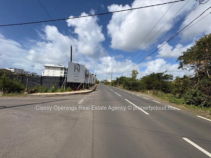 Pereybere 715 m² Plot — Near Golf, Bus Stop & Shops