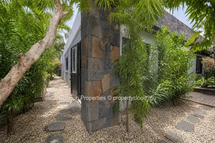 Villa élégante de 4 chambres en suite avec bureau – Une propriété familiale au cœur d’un cadre tropical privilégié