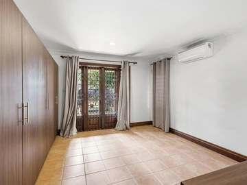 6 Bedroom House