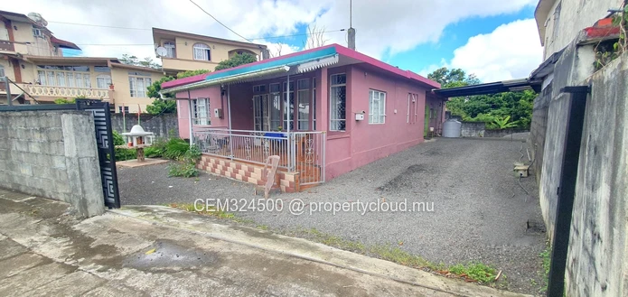 Semi furnished house for sale at royal road Montagne Blanche