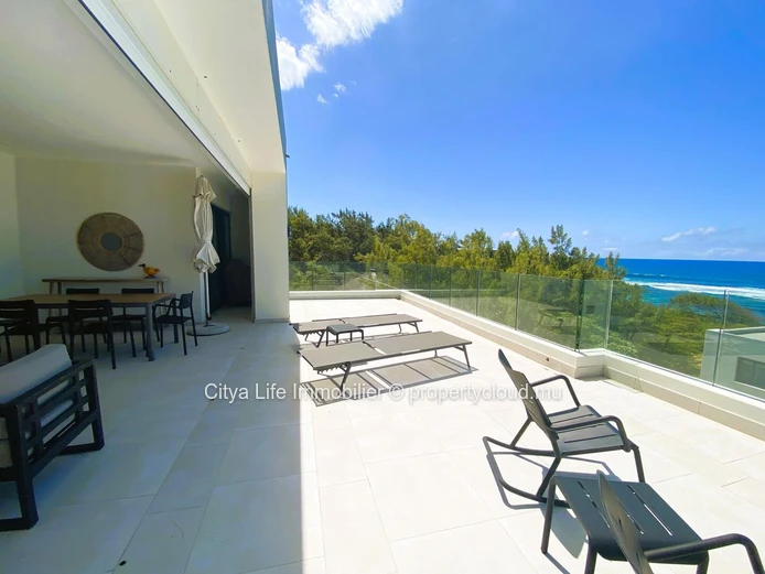 "Penthouse R+2 à vendre à Poste Lafayette, 226m², 3 chambres, piscine commune, Prix Rs 35M. À voir rapidement!"