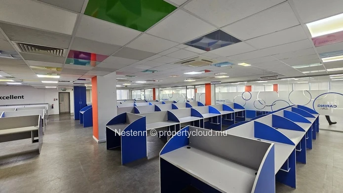 Bureau spacieux de 607,68 m² à Ébène.