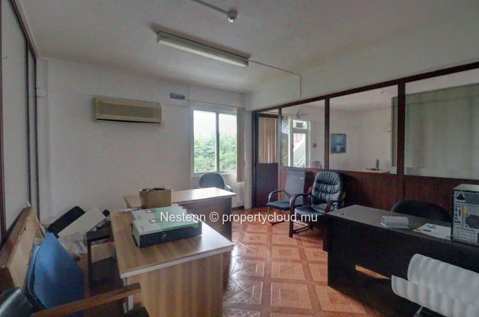 Spacious office on the 1st floor, offering peace and quiet and optimal working conditions.