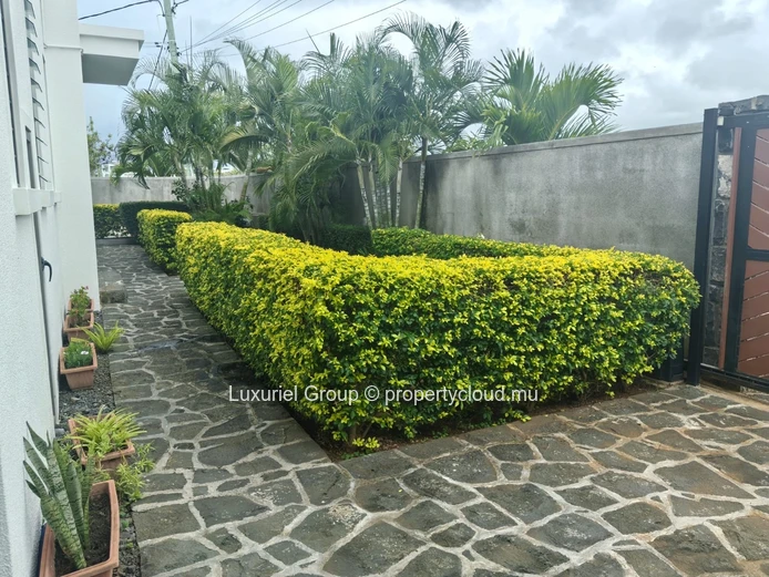 Villa Spacieuse avec Piscine Privée, Rooftop et Sécurité – Mont Choisy