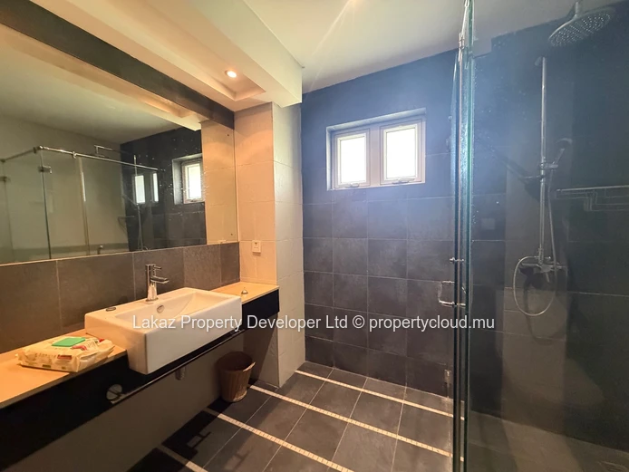 Spacieux duplex 3 chambres - piscine commun en résidence - Grand Baie