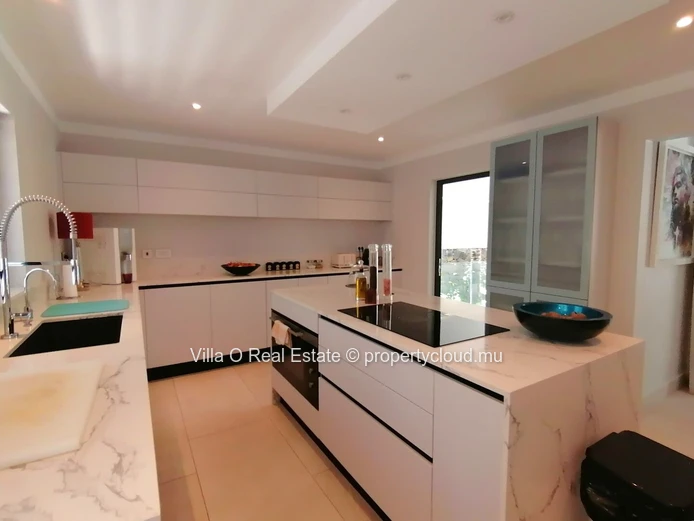 Sublime villa complètement rénovée, a multiples ouverture sur une très grande terrasse et sa jolie piscine, vue sur u...