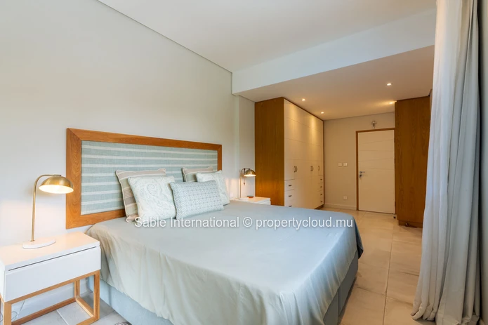 Penthouse PDS à vendre à Tamarin, Rivière Noire. Terrain de 210m², 3 chambres, piscine privée, vue rivière et montagne.