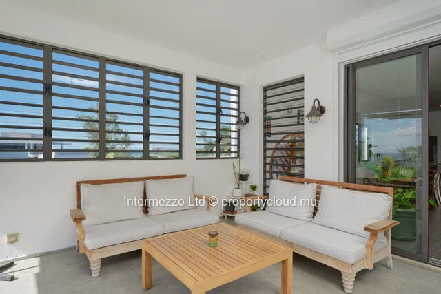Beachfront Penthouse in Pereybère – 384 m², Plunge Pool