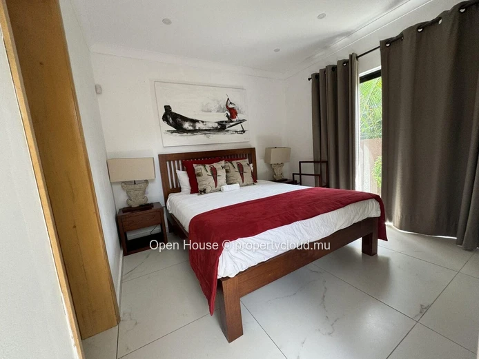 VILLA RES à vendre, Grand Baie, 350m², 4 chambres, bureau, piscine privée, 900m² de terrain, accessible aux étrangers...
