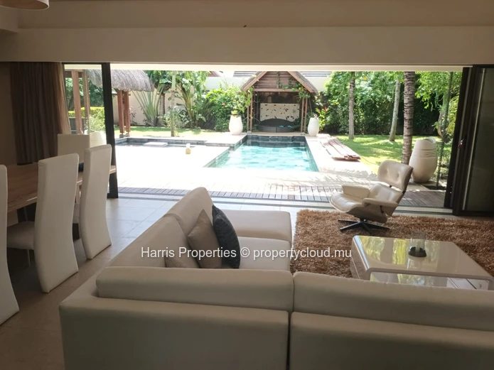 À vendre : Luxueuse Villa  de 400m2 avec 4 chambres à coucher ensuite région Grand-Baie