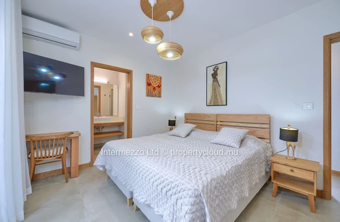 Villa 4 chambres en suite avec studio indépendant à vendre – Domaine de Mahé, Grand Baie – Jardin tropical & sécurité €
