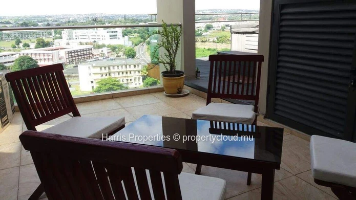 Élégant penthouse sur deux niveaux à vendre à Quatre Bornes