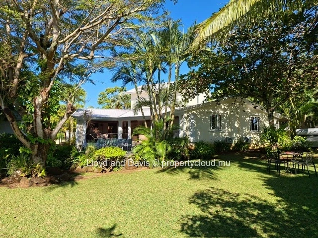 Elegant Villa with Swimming Pool and Landscaped Garden