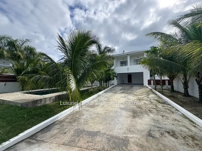 Villa Familiale 5 Chambres Avec Piscine À Louer 
