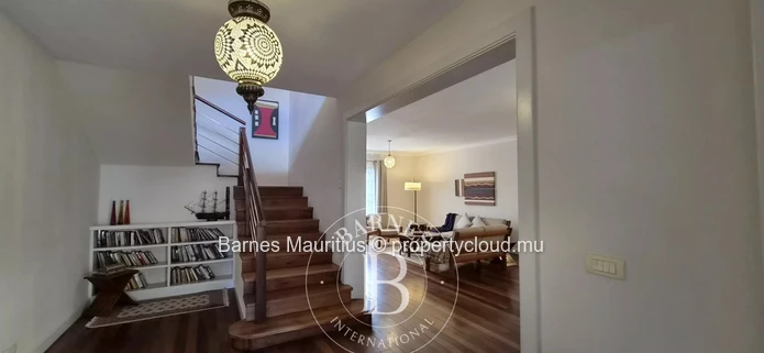 QUATRE BORNES - Maison et bureau jumelés à vendre - 450 m²